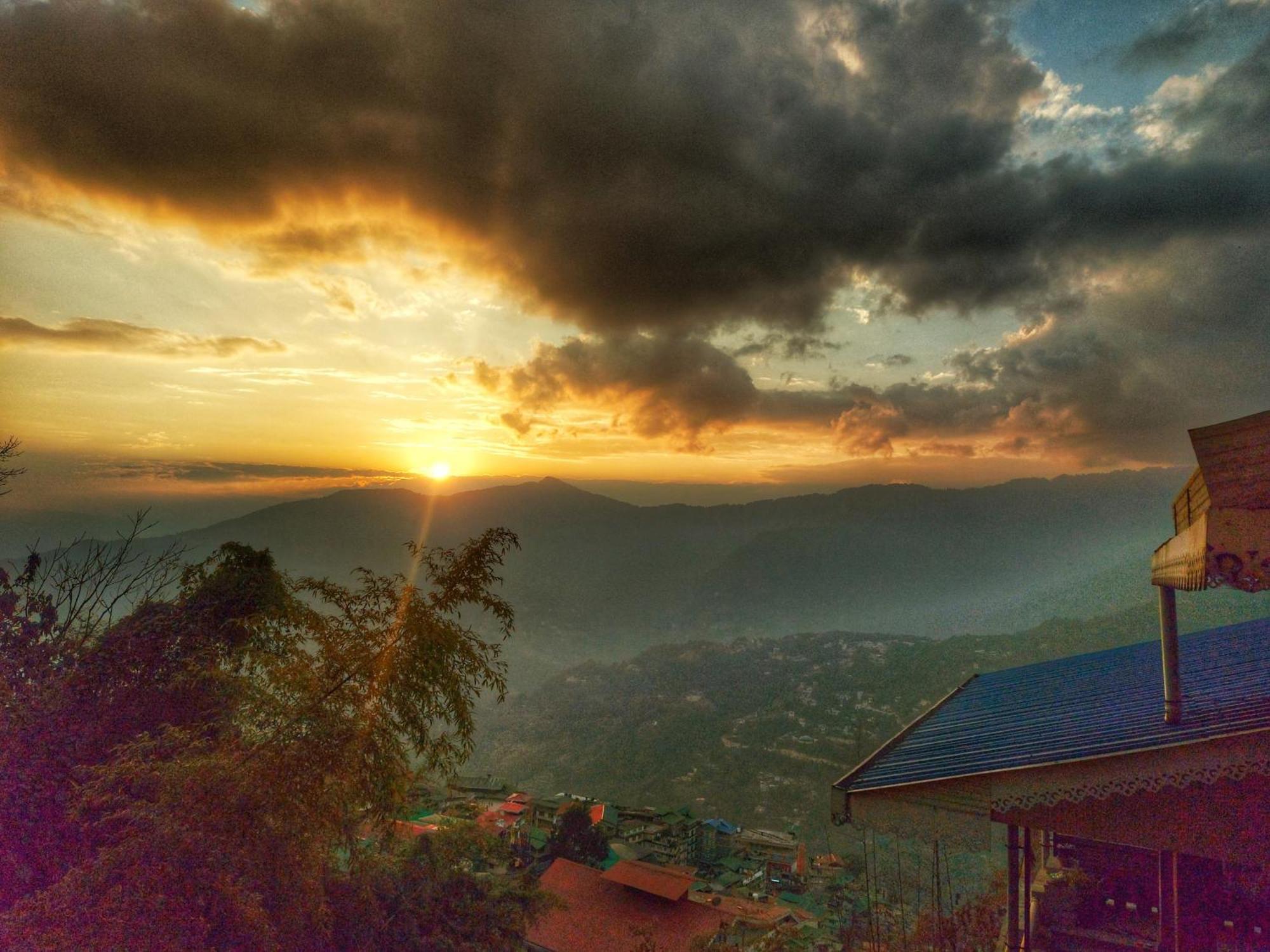 Monratino Ridge View Residency 7 Mins Away From Mg Marg Bed & Breakfast Gangtok Exterior photo